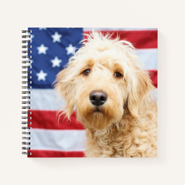 Goldendoodle mit amerikanischer Flagge Notizbuch (Vorderseite)