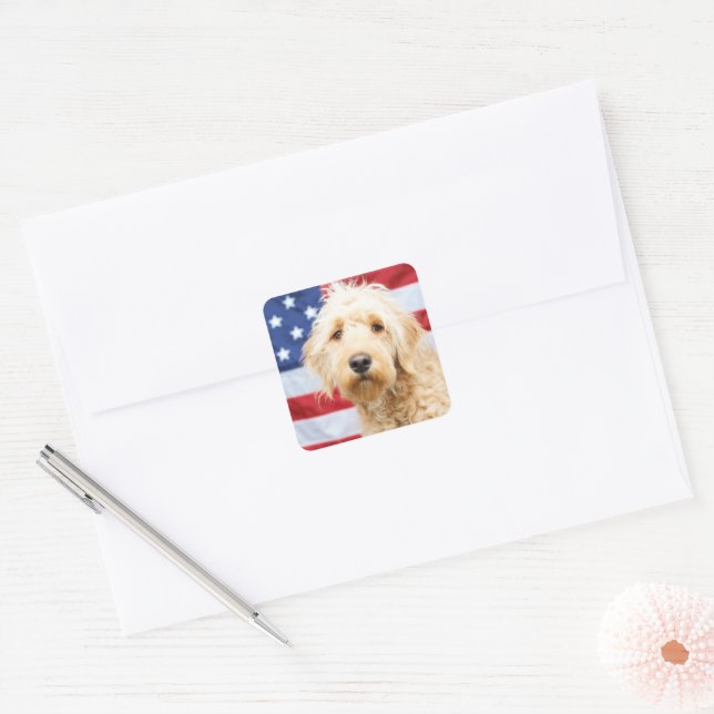 Goldendoodle mit amerikanischer Flagge Quadratischer Aufkleber (Umschlag)