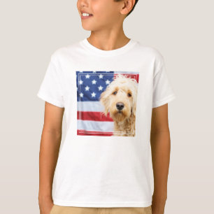 Goldendoodle mit amerikanischer Flagge T-Shirt