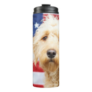 Goldendoodle mit amerikanischer Flagge Thermosbecher