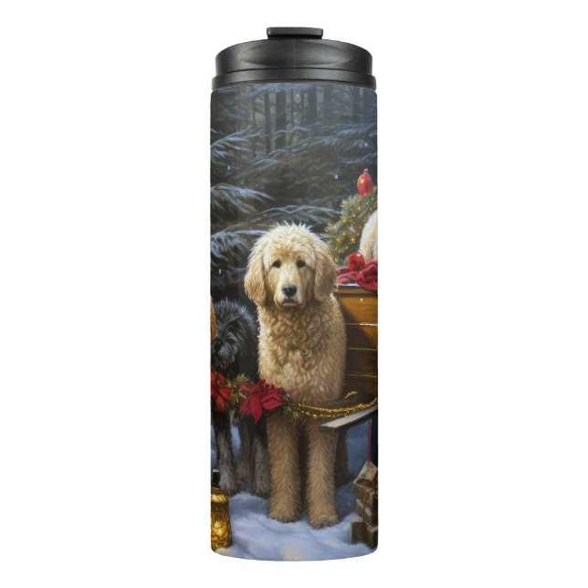 Goldendoodle Snowy Sleigh Weihnachtsdekor Thermosbecher (Vorderseite)