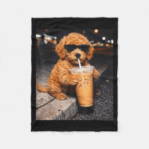 Goldendoodle trinkt eisgekühlten Kaffee lustiges T Fleecedecke