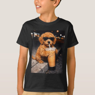 Goldendoodle trinkt eisgekühlten Kaffee lustiges T T-Shirt