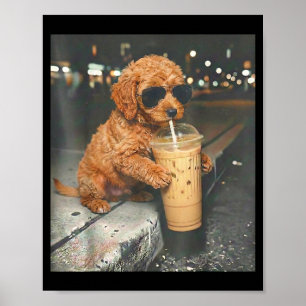 Goldendoodle trinkt Eiskaffee lustiger Hunde-MemeG Poster