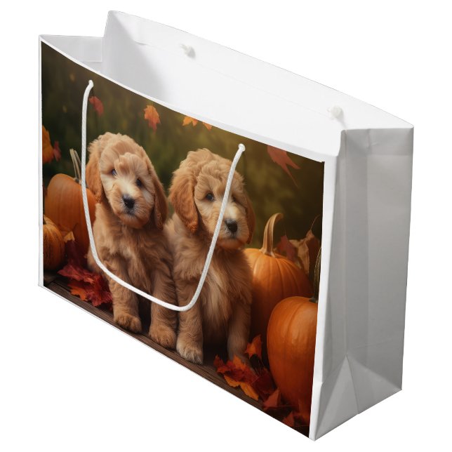 Goldendoodle Welpe Herbst Kürbis Große Geschenktüte (Vorderseite Schrägansicht)
