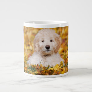 Goldendoodle Welpe in Herbstlauben Jumbo-Tasse