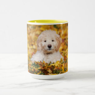 Goldendoodle Welpe in Herbstlauben Tasse