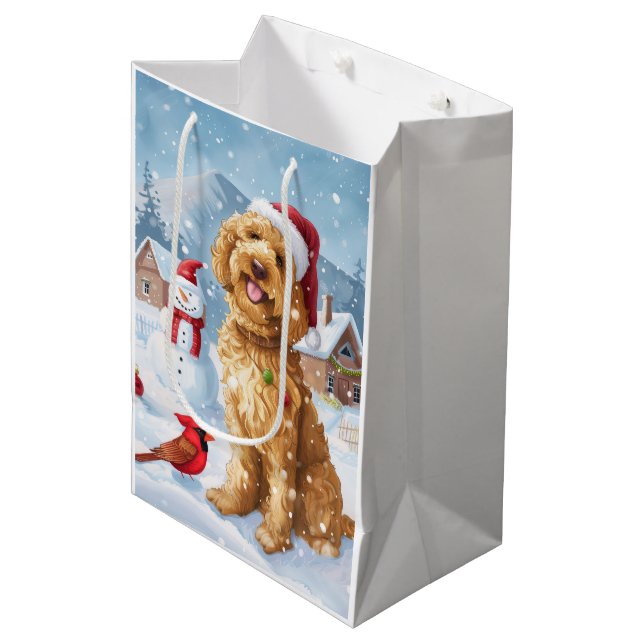 Goldendoodle Winter Wunderland Weihnachtsfreuden Mittlere Geschenktüte (Vorderseite Schrägansicht)