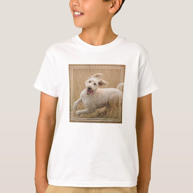 Goldendoodrom läuft durch Gras T-Shirt (Vorderseite)