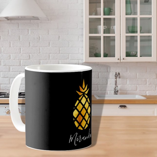 Goldene Ananas auf schwarzer Bezeichnung Kaffeetasse (Von Creator hochgeladen)