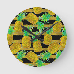 Goldene Ananas auf Streifen Runde Wanduhr