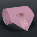 Goldene Ananas aus der Rose Krawatte<br><div class="desc">Minimalistisches und stilvolles Design,  das die Rose von Imitaten mit goldenen Ananas auf einem staubigen rosa Hintergrund darstellt.</div>