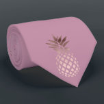 Goldene Ananas aus der Rose Krawatte<br><div class="desc">Minimalistisches und stilvolles Design,  das die Rose von Imitaten mit goldenen Ananas auf einem staubigen rosa Hintergrund darstellt.</div>
