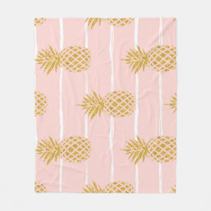 Goldene Ananas, gestreifter Sommerhintergrund. Fleecedecke