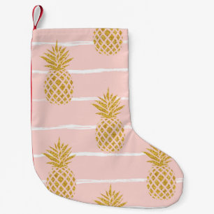 Goldene Ananas, gestreifter Sommerhintergrund. Kleiner Weihnachtsstrumpf