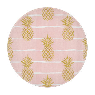 Goldene Ananas, gestreifter Sommerhintergrund. Schneidebrett