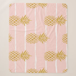 Goldene Ananas, gestreifter Sommerhintergrund. Sherpadecke