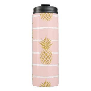 Goldene Ananas, gestreifter Sommerhintergrund. Thermosbecher