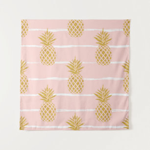Goldene Ananas, gestreifter Sommerhintergrund. Wandteppich