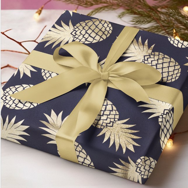 Goldene Ananas Tropical Pineapa Girly Chic Pattern Geschenkpapier (Von Creator hochgeladen)