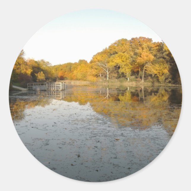 Goldene Bäume und Teich Runder Aufkleber (Vorderseite)