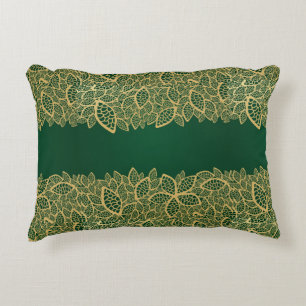 Goldene Blatspitze auf grünem Hintergrund Zierkissen