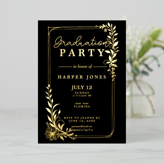 Goldene, blumengeschmückte Abschluss-Klasse 2025 Folieneinladung (Stehend vorne)