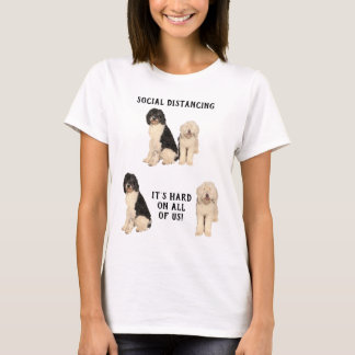 Goldene Doodle-Hunde in sozialer Distanz T-Shirt