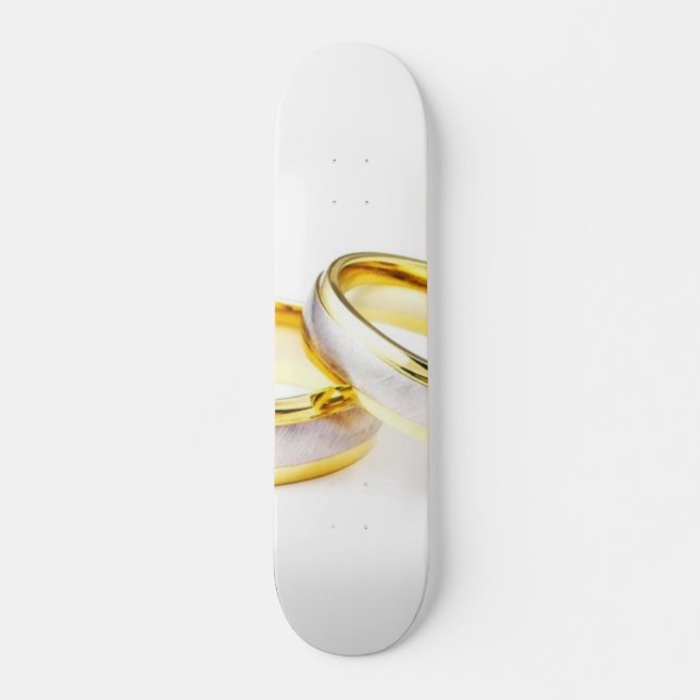 Goldene Eheringe auf weißem Hintergrund Skateboard (Vorne)