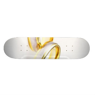 Goldene Eheringe auf weißem Hintergrund Skateboard