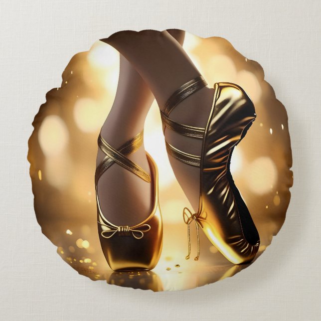 Goldene Eleganz: Ballerina Schuhe auf Gold Bokeh Rundes Kissen (Vorderseite)