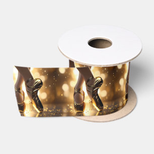 Goldene Eleganz: Ballerina Schuhe auf Gold Bokeh Satinband