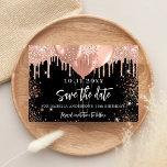 Goldene Geburtstagsparty der Black Rose Save the D Ankündigungspostkarte<br><div class="desc">Eine junge und trendige Save the Date für eine 18. Geburtstagsfeier (oder ein beliebtes Alter). Ein schwarzer Hintergrund mit goldenen Rose-Tropfen und Ballons. Personalisieren und fügen Sie Datum und Name/Alter hinzu. Der Text: Save the Date ist mit einem großen angesagten,  handgeschriebenen Stilskript geschrieben.</div>