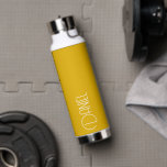 Goldene Gelbe Moderne Typografie Personalisiert Trinkflasche<br><div class="desc">Eine trendige, vakuumisolierte Wasserflasche mit personalisiertem Namen in Weiß, moderner Typografie auf goldgelbem Hintergrund. Stellen Sie die Flasche nach Belieben ein, indem Sie den Namen bearbeiten und nach Belieben den Namen durch Ihren eigenen Namen ersetzen. Ideal für ein Geburtstagsgeschenk, Hochzeitsgeschenk, Trauzeuge, etc. Wählen Sie Ihre Wasserflasche. Wählen Sie Ihre Wasserflasche....</div>