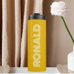 Goldene Gelbe Moderne Typografie Personalisierter  Thermosbecher<br><div class="desc">Behalt warme und kalte Getränke in diesem trendigen,  isolierten Thermalwäscher in goldgelber Farbe mit dem Namen in weißer,  moderner Typografie. Bearbeiten Sie Ihren Thermalwäscher und ersetzen Sie den Namen mit dem gewünschten Namen. Ideal für ein Geburtstagsgeschenk,  Hochzeitsgeschenk,  Trauzeuge,  etc.</div>
