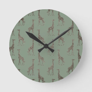 Goldene Giraffe auf Sage Green Runde Wanduhr