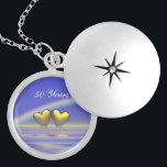 Goldene Herzen zum 50. Jahrestag Versilberte Kette<br><div class="desc">Locket mit meinem Kunstwerk von zwei goldenen Herzen schwimmend auf dem Wasser unter einem Regenbogen mit anpassbarem Text,  der "50 Jahre" sagt.</div>