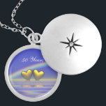Goldene Herzen zum 50. Jahrestag Versilberte Kette<br><div class="desc">Locket mit meinem Kunstwerk von zwei goldenen Herzen schwimmend auf dem Wasser unter einem Regenbogen mit anpassbarem Text,  der "50 Jahre" sagt.</div>