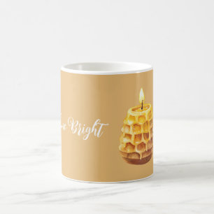 Goldene Honigkerze leuchtet hell Kaffeetasse