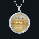 Goldene Jahrestags-Herzen Versilberte Kette<br><div class="desc">Für alle von Ihrem 50. Jahrestagsbedarf. Eine all-goldene und gelbe Szene 3d mit den goldenen Herzen,  die auf Wasser schwimmen. Kundengerechter Text sagt "50 Jahre".</div>