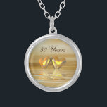 Goldene Jahrestags-Herzen Versilberte Kette<br><div class="desc">Für alle von Ihrem 50. Jahrestagsbedarf. Eine all-goldene und gelbe Szene 3d mit den goldenen Herzen,  die auf Wasser schwimmen. Kundengerechter Text sagt "50 Jahre".</div>