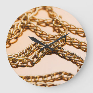 Goldene Ketten, Reflektive Oberfläche Luxus. Große Wanduhr