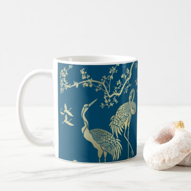 Goldene Krane Kunst, Blauer Hintergrund Kaffeetasse (Mit Donut)
