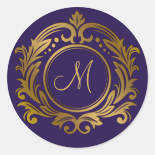 Goldene Krone mit monogramm Initial auf Lila Runder Aufkleber