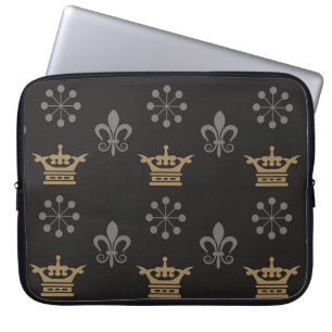 Goldene Kronen auf schwarzem Hintergrund, nahtlose Laptopschutzhülle