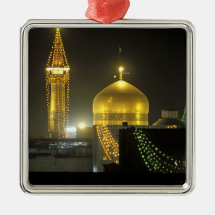 Goldene Kuppel des Imam-Reza-Schrein-Komplexes bei Ornament Aus Metall