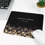 Goldene Lichter Personalisiert Mousepad<br><div class="desc">Chic personalisiertes Mousepad zeigt Ihren Namen,  Ihren Firmennamen oder die Wahl eines benutzerdefinierten Textes auf einem schwarzen Hintergrund,  der mit Litzen von goldenen Lichtern mit einem verwischten Buh-Effekt durchbrochen ist.</div>