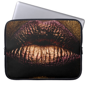 Goldene Lippen schließen. Gold Metalllippe. Schöne Laptopschutzhülle