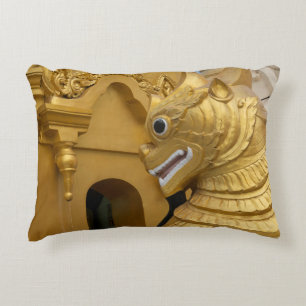 Goldene Löwenstatue am Tempel Dekokissen