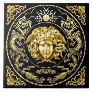 Goldene Medusa und verzierte Wandfliese Fliese